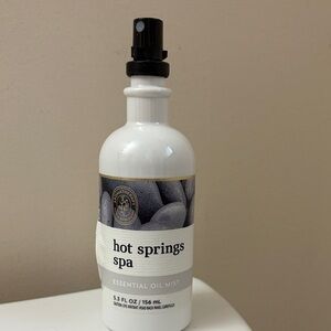 Bath & Body Works Hot Springs Spa Essential Oil Mist - White and Gray new